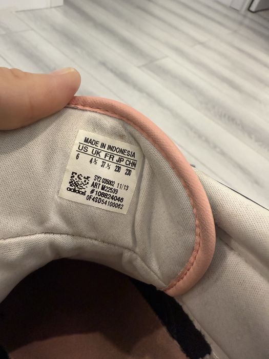 Кроссовки adidas женские