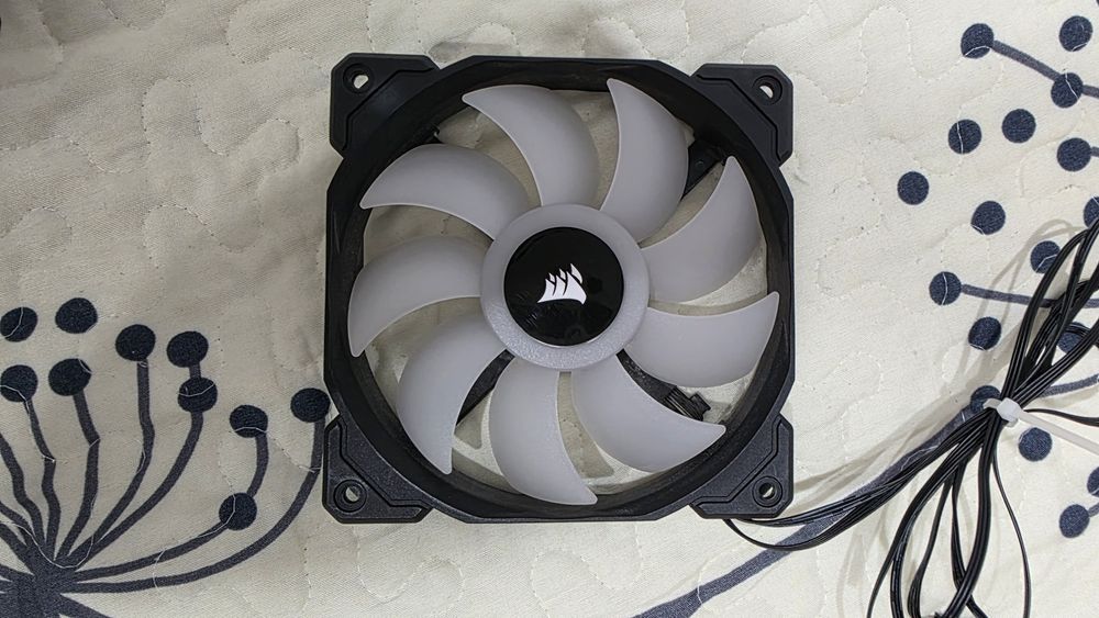 6 Ventilatoare Corsair SP120 RGB (include Hub RGB Corsair)