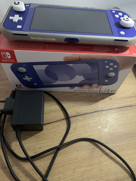 Consola portabila Nitendo switch lite + multe accesorii