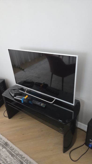 Стеклянная тумба под тв