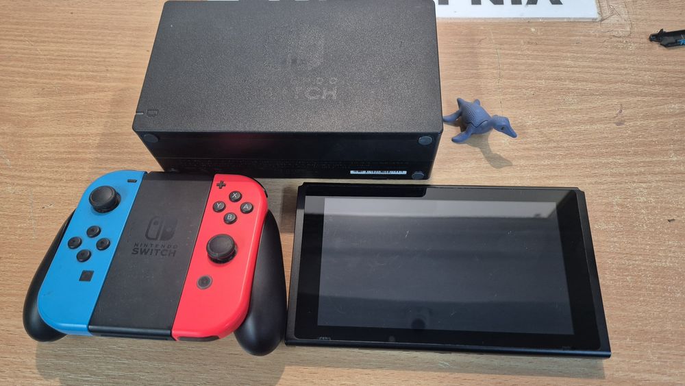 Consola Nintendo Switch V2 cu JOY-CONS Red/Blue
Consola 
Consola Nintendo Switch V2 cu JOY-CONS Red/Blue