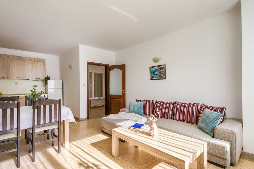 ТОП ЛОКАЦИЯ / Първа линия Южен Плаж с басейн и паркомясто,Кристал Б02