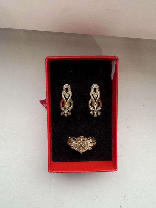 Алтын набор сатылады бриллиант тастарымен