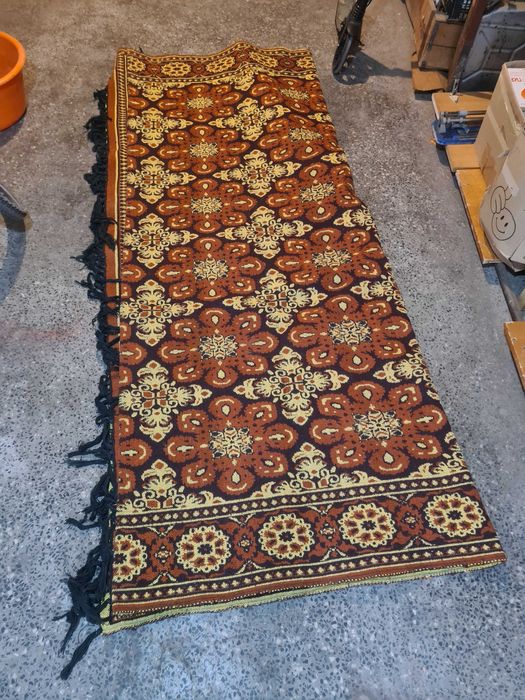 Продавам нов вълнен килим