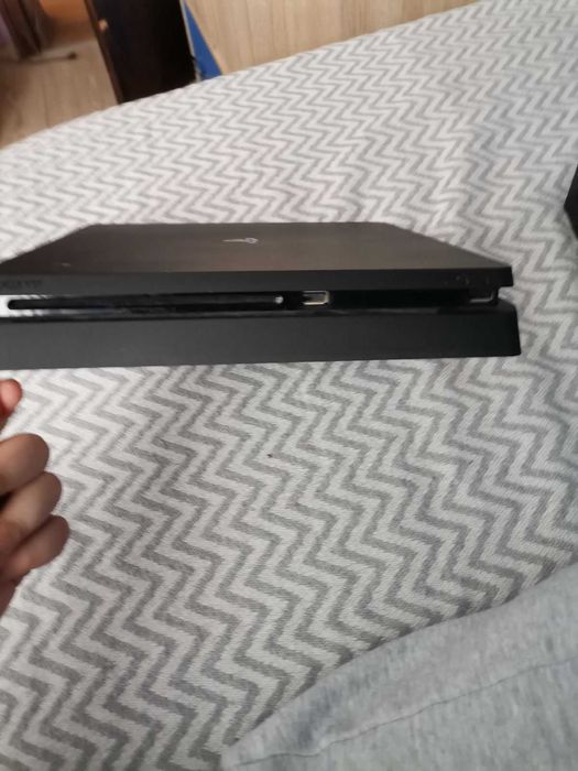 Ps4 500gb в отлично състояние с всички кабели и един джойстик.