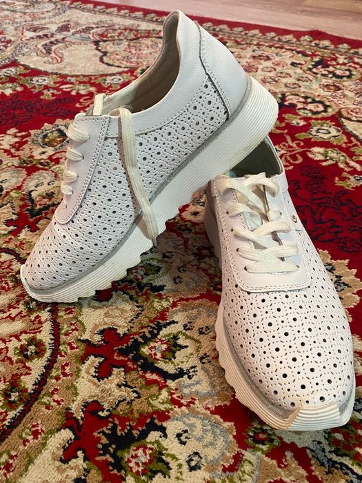 Продам летние кроссовки