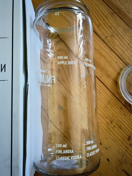 Продавам кана за коктейли+чаша FINLANDIA