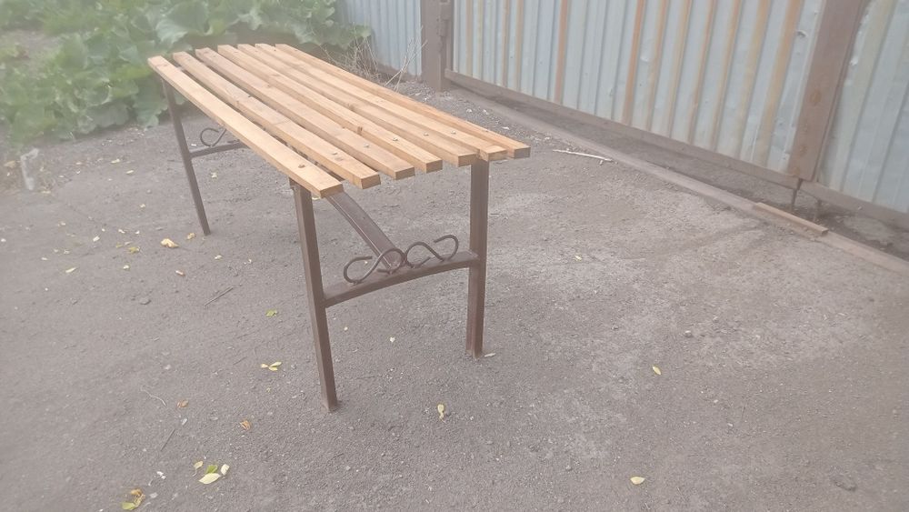 Продаю Мусорный бак,Лавочка, подставки для цветов.