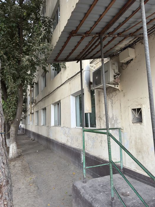 UY SOTILADI SROCHNA 4 qavatli dom 1 qavat bez makler primoy egadan !!!
