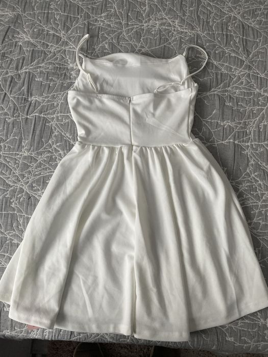 Бяла лятна рокля с корсет и райета