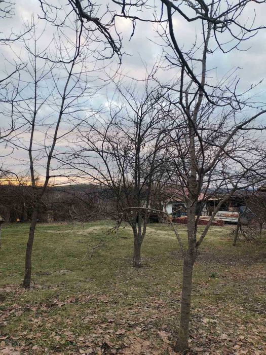 Тухлена къща !!! и  селскостопански постройки  село Горна Кабда