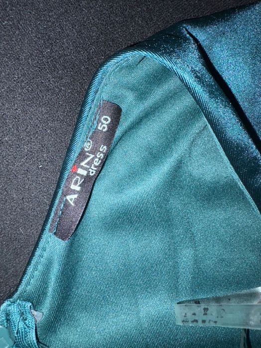 Сатенирана рокля в тъмно зелен цвят