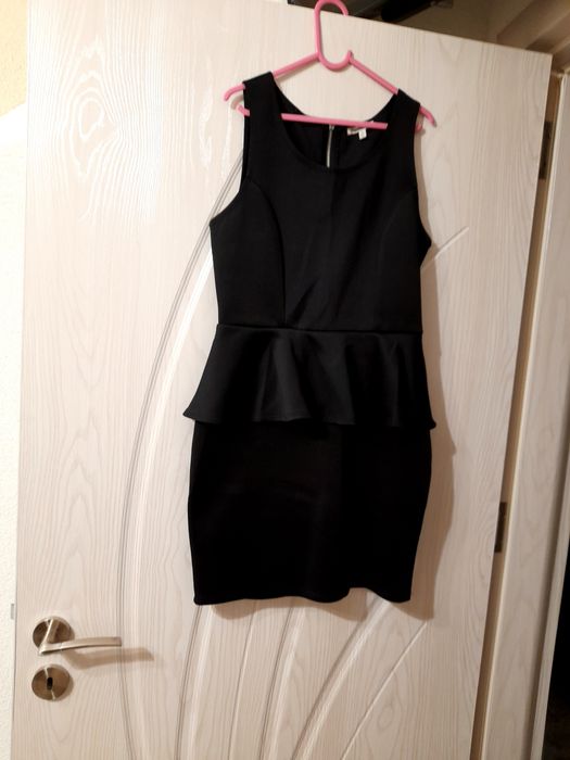 Къса черна рокля