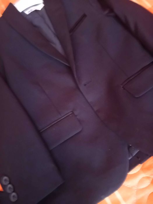 Детско черно сако марка H/M за момче и елек към него.