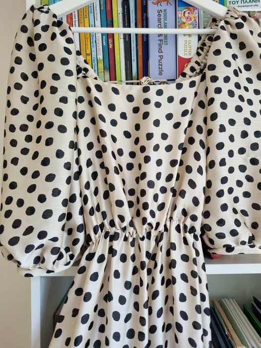 Дълга сатенена рокля Mango размер S с гол гръб и буфан ръкави