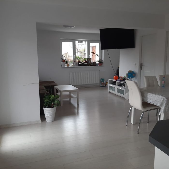 Vand casa cu demisol , parter , mansarda in Dambul Rotund