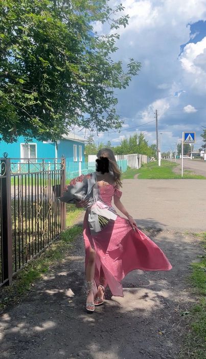 Блестящее розовое платье на выпускной