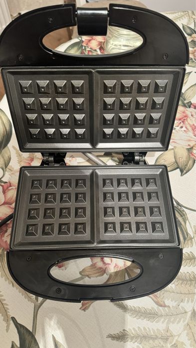 Вафельница 7500
