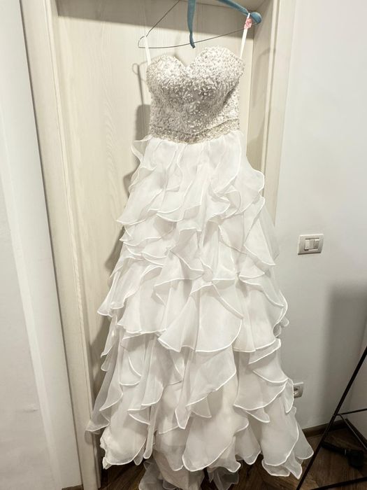 Vand rochie mireasa!