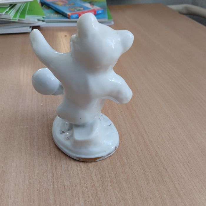 Мишка с мячом редкии статуэтка.