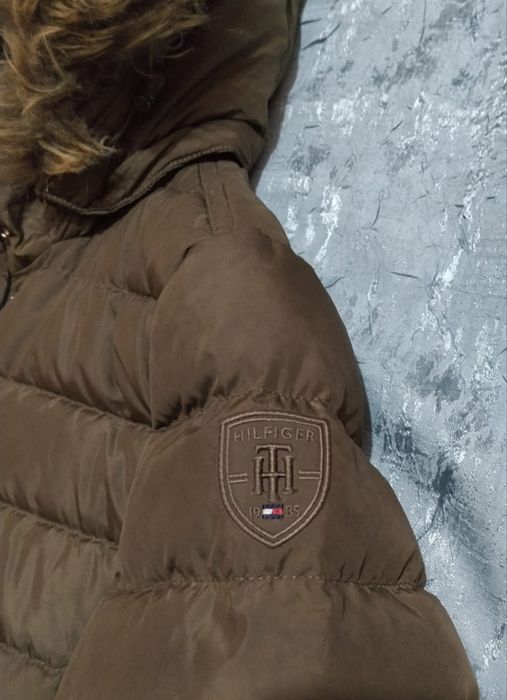 Vând geacă dama umpluta cu puf Tommy Hilfiger!