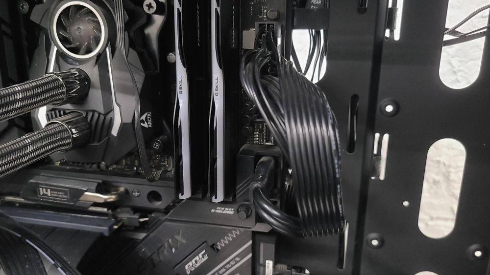 Rtx 4070ti 12gb, i7 13700k