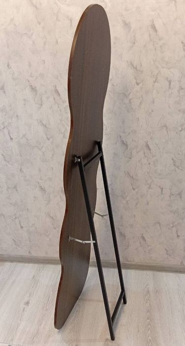 Современное волнистое напольное зеркало.