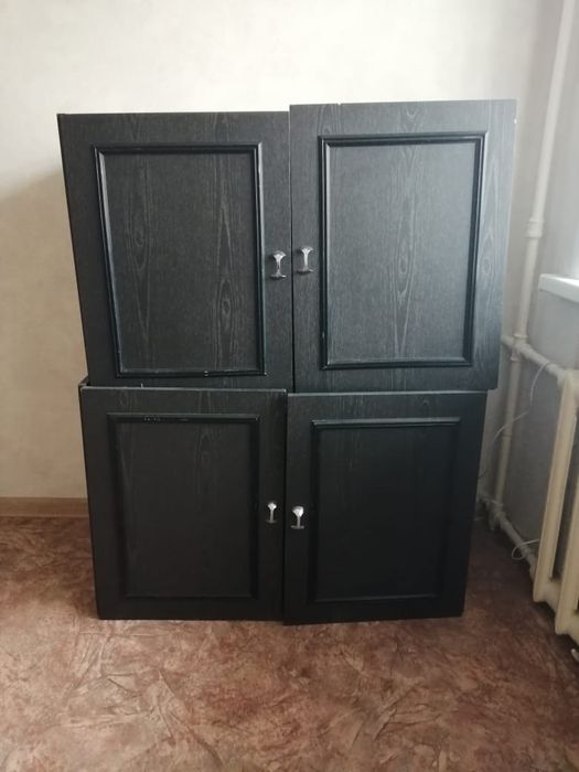 Кухонный стол и шкаф