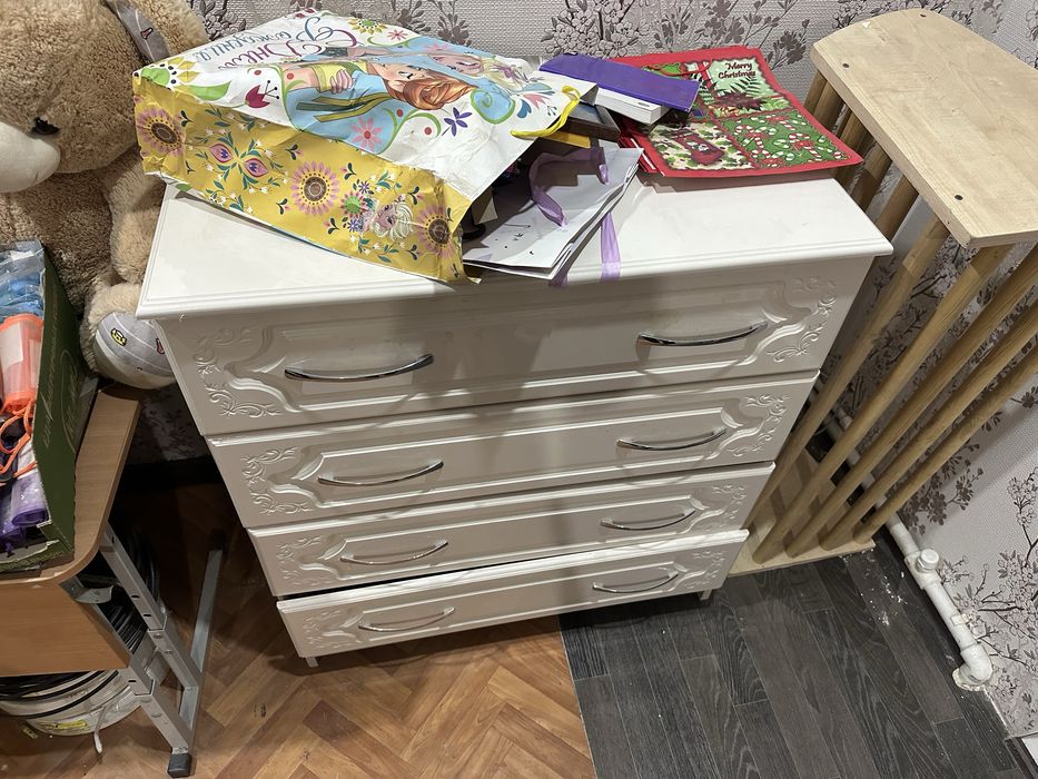 Продам белорусскую кровать чистую с 3 тумбочками