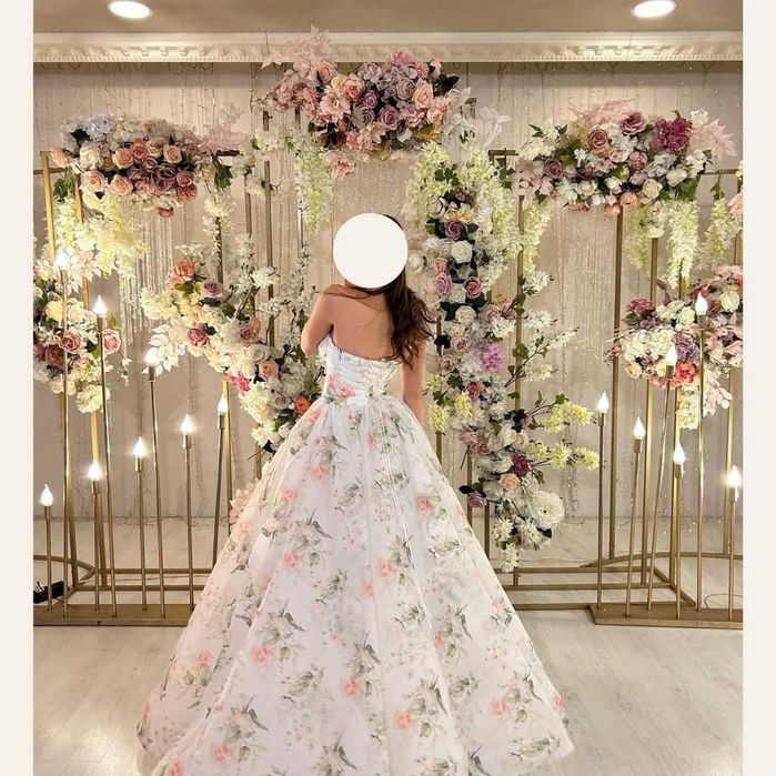 Бутикова рокля с кринолин