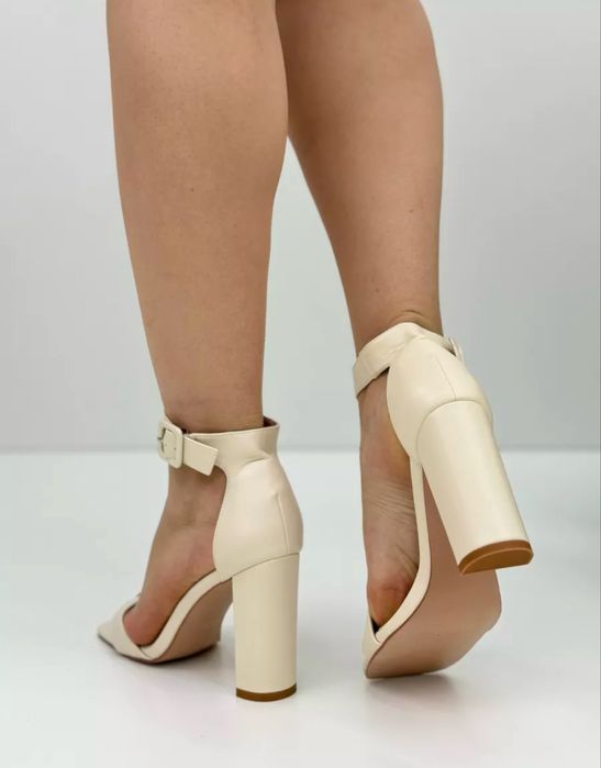 Босоножки бежевые