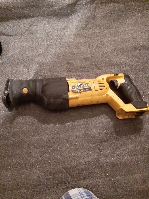 Devalt fierastr dcs380 .