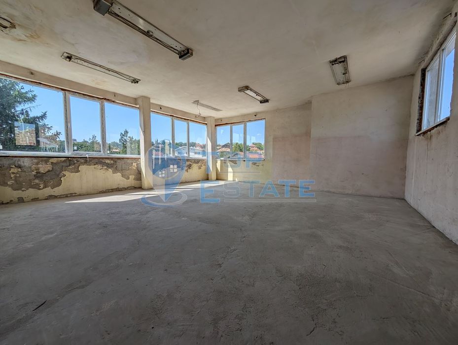 Търговска сграда в центъра на село Самоводене