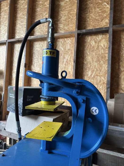 Presa electrica - hidraulica pentru placi multicui ferme/grinzi POSI