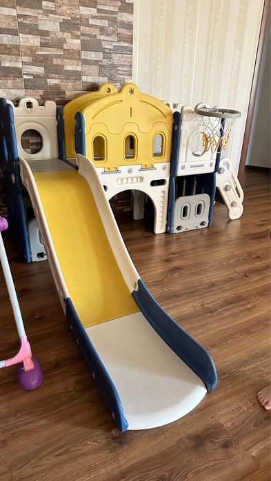 Продается детский городок с горкой и качелей