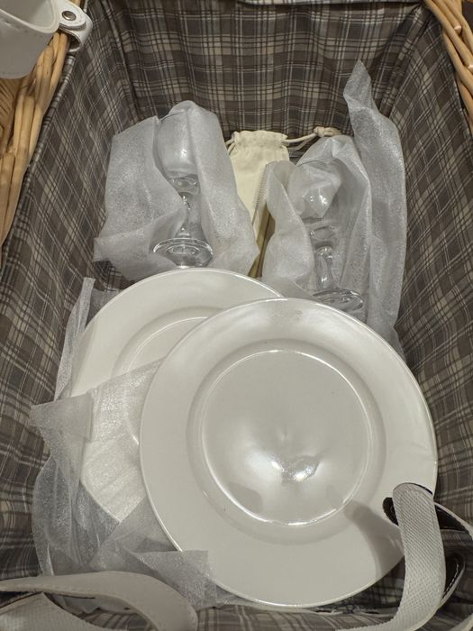 Cos picnic 2 persoane cu accesorii IDEAL PENTRU CADOU