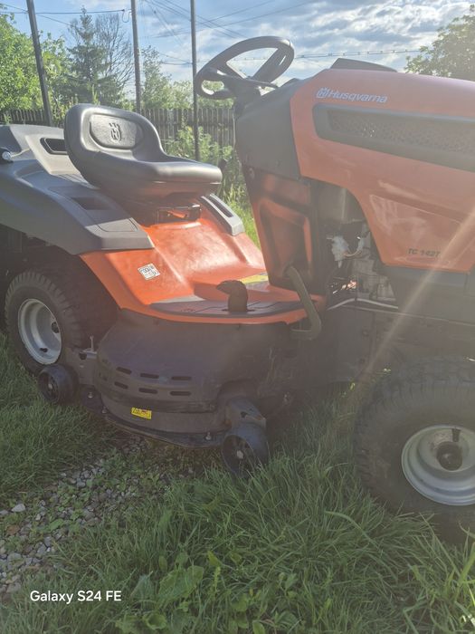 Se vinde tractoras de tuns iarba Husqvarna TC 142T, echipat cu motor Briggs&Stratton V- Twin (2 cilindri), 656 cm ,20 hp,