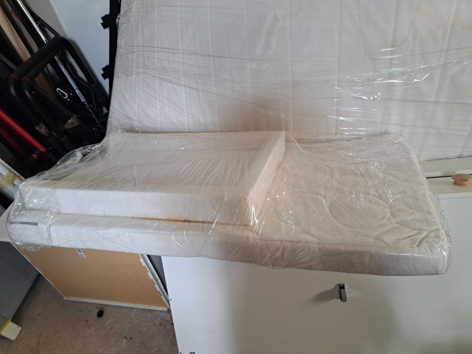 Masa de infasat cu saltea Ikea