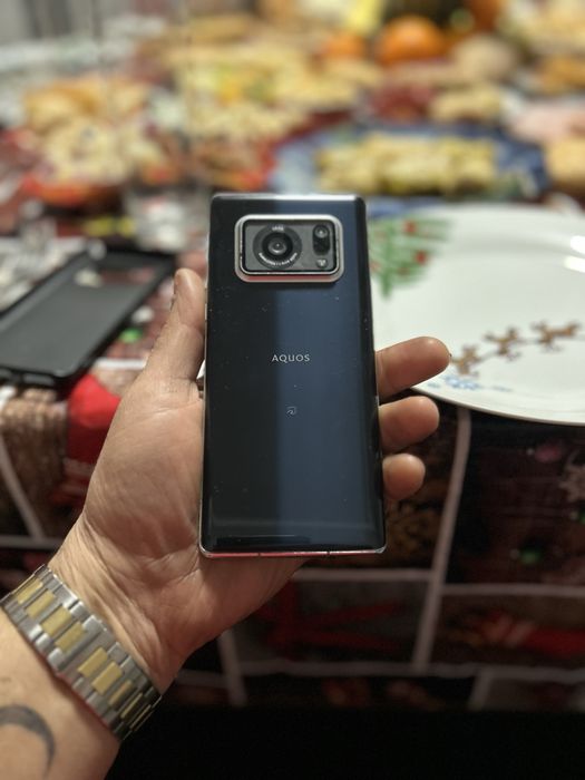 Продавам Sharp Aquos R6 128gb