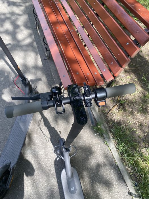 vand 2 trotinete Xiaomi (20km/h si 25km/h)