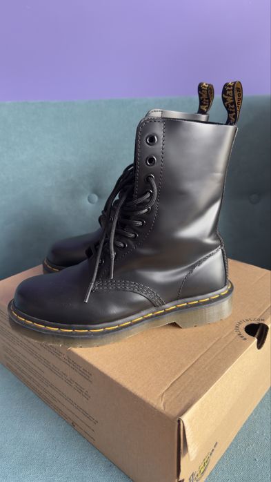 Боти Dr Martens.