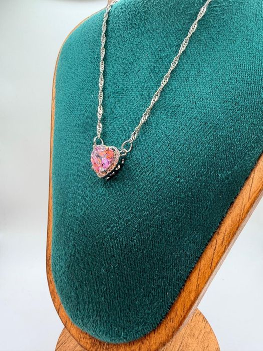 Подвеска с красивым камнем