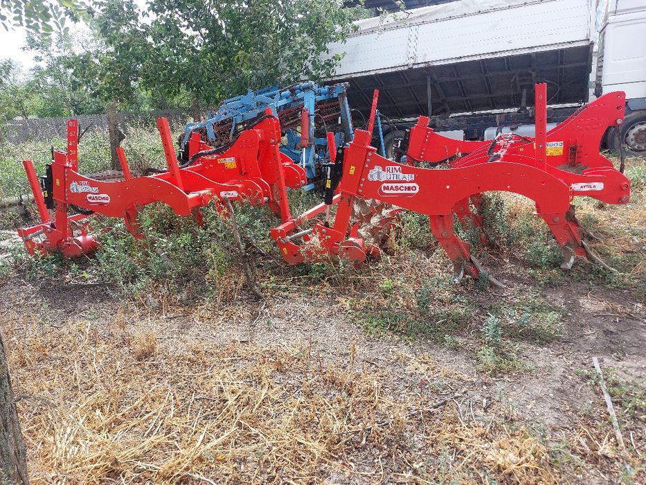 Vând plug 4brazde.disc greu 4m în v și scarificator gaspardo