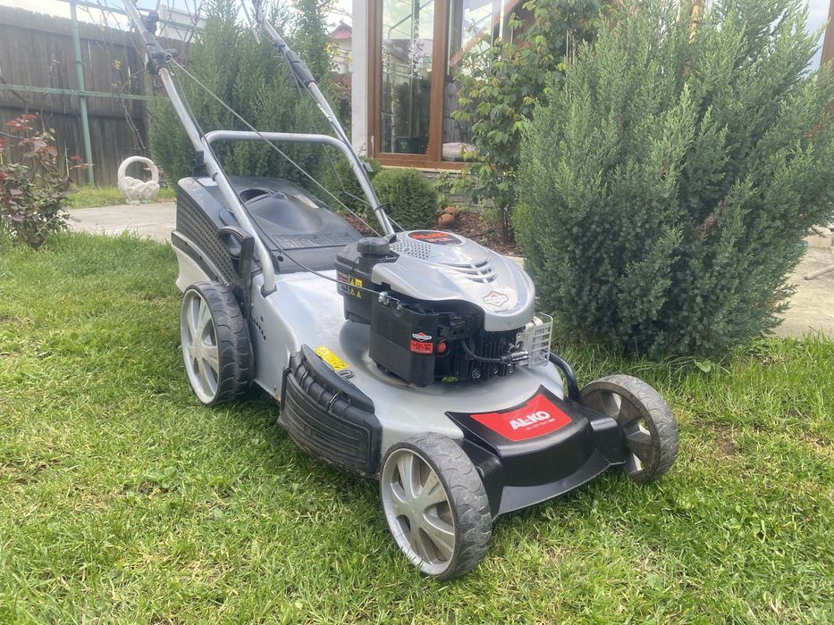 Masina de tuns iarba pe benzina