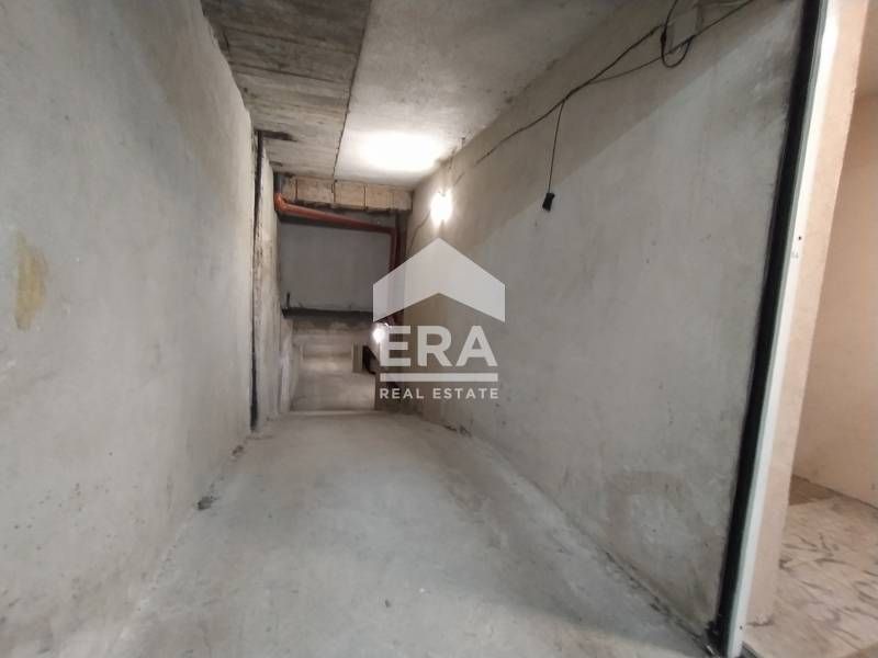 Подземен гараж за продажба, в нова тухлена сграда, Център, Варна, в бл