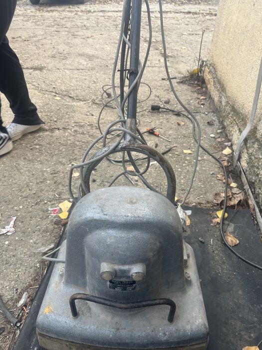 Mașină electrică de șlefuit parchet profesionala cu banda abrazivă.