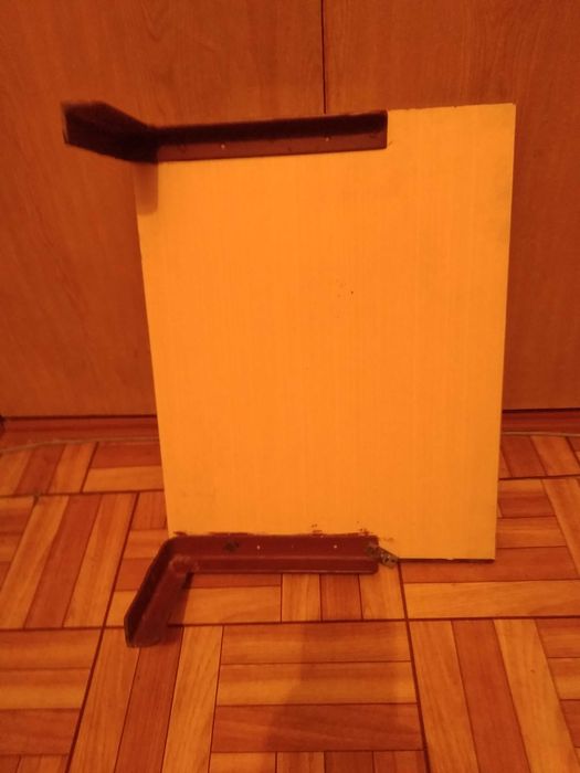 Продам полку с уголками.