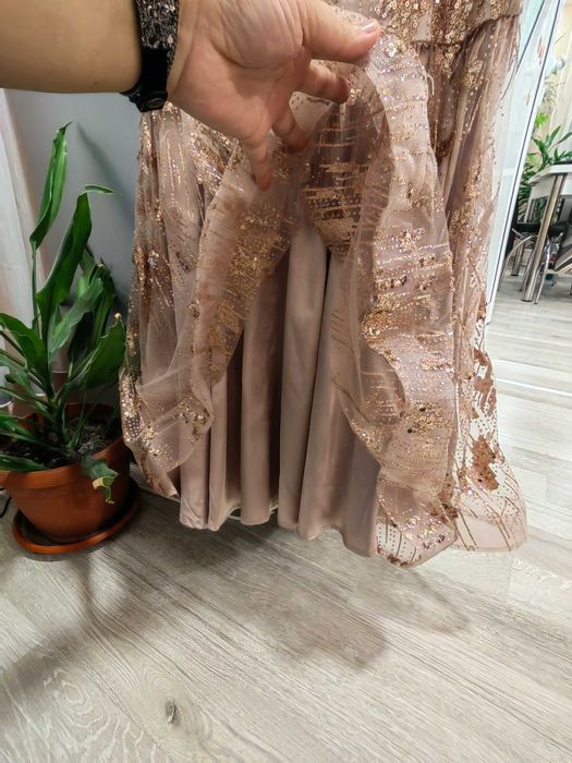 Официална рокля със златисти пакети.