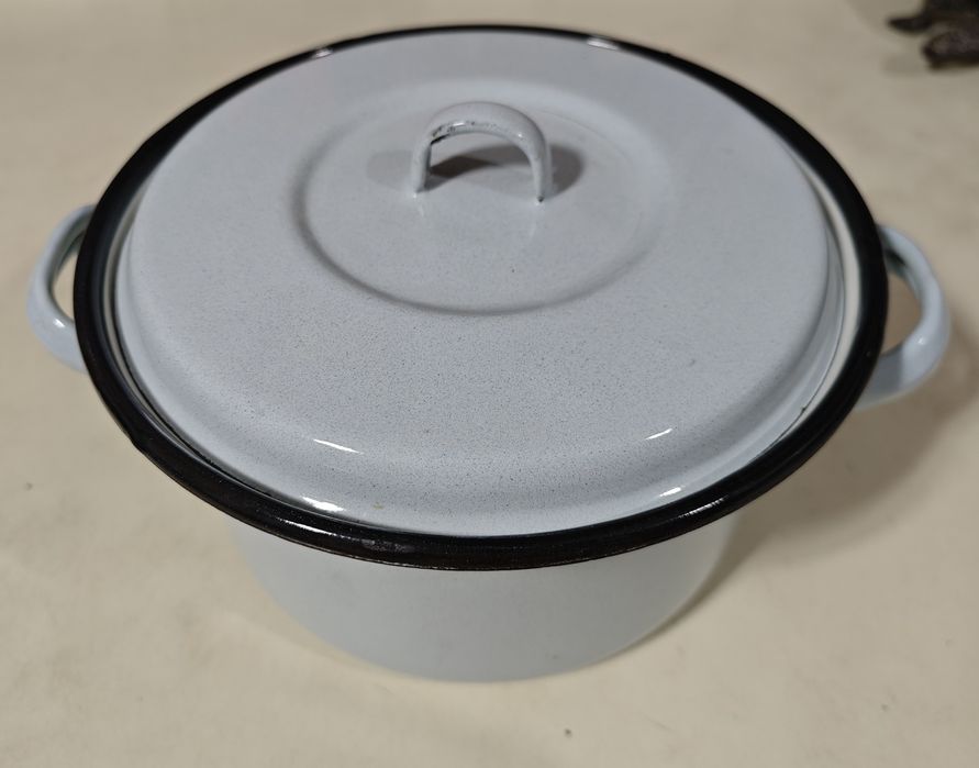 Продам кастрюлю 2,2 л