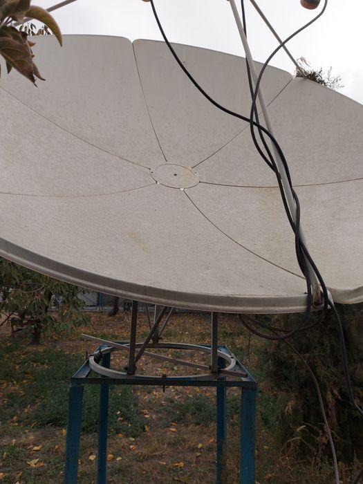 Параболическая антена и два тюнера в рабочем состоянии